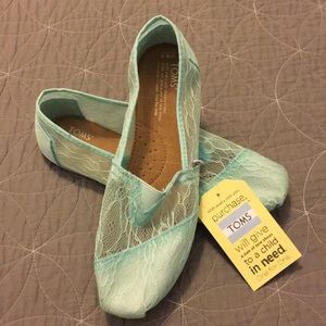 NWT TOMS Lace Shoes.